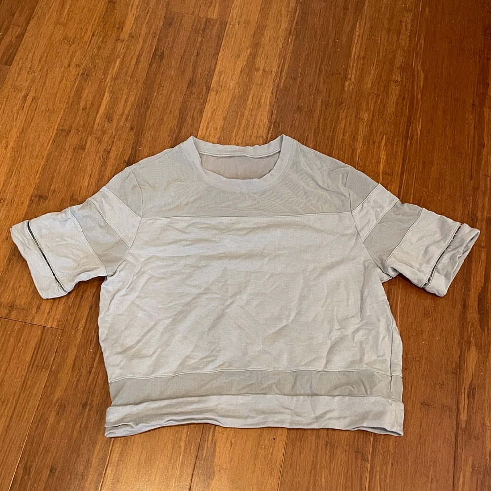 Alo Yoga short sleeve tee. No tags, worn a handful of times, great condition!